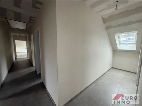 Exklusivität im Herzen der Grenzgemeinde Raeren: hochwertige und moderne Neubauwohnung mit Maison-Lift, Photovoltaik, PEB A und Balkon mit Weitsicht!