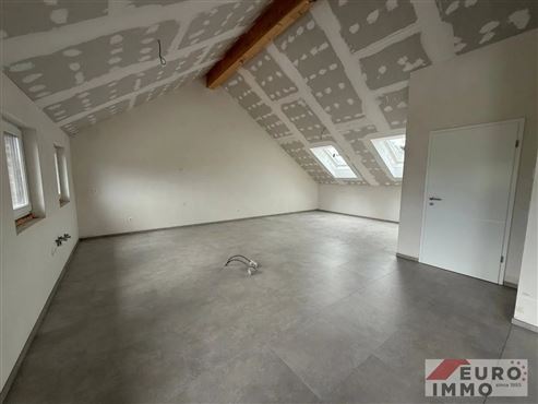 Exklusivität im Herzen der Grenzgemeinde Raeren: hochwertige und moderne Neubauwohnung mit Maison-Lift, Photovoltaik, PEB A und Balkon mit Weitsicht!