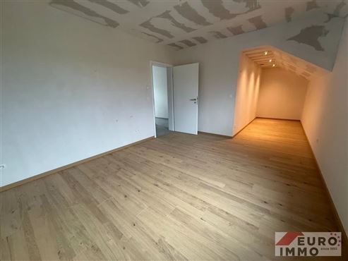 Exklusivität im Herzen der Grenzgemeinde Raeren: hochwertige und moderne Neubauwohnung mit Maison-Lift, Photovoltaik, PEB A und Balkon mit Weitsicht!