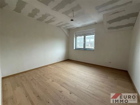 Exklusivität im Herzen der Grenzgemeinde Raeren: hochwertige und moderne Neubauwohnung mit Maison-Lift, Photovoltaik, PEB A und Balkon mit Weitsicht!