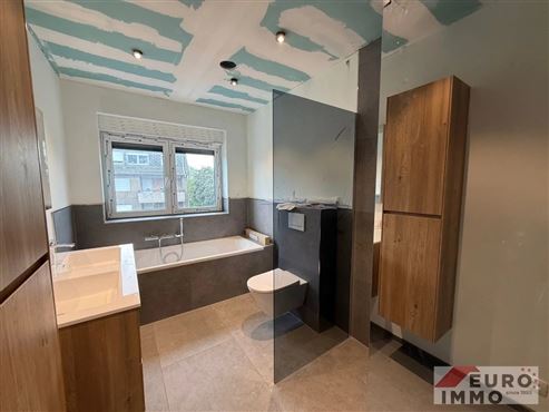 Exklusivität im Herzen der Grenzgemeinde Raeren: hochwertige und moderne Neubauwohnung mit Maison-Lift, Photovoltaik, PEB A und Balkon mit Weitsicht!