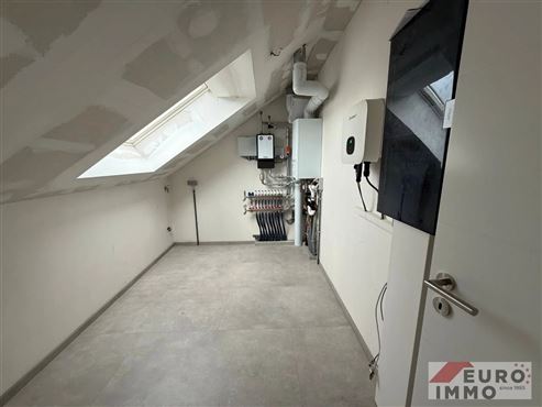 Exklusivität im Herzen der Grenzgemeinde Raeren: hochwertige und moderne Neubauwohnung mit Maison-Lift, Photovoltaik, PEB A und Balkon mit Weitsicht!