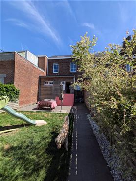 Wohnkomfort und Funktionalität: Gepflegtes Reihenmittelhaus mit Garten und Doppelgarage