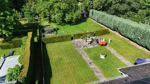 Stadtrandlage mit viel Potenzial: Doppelhaushälfte auf großzügigem Grundstück mit idyllischem Garten