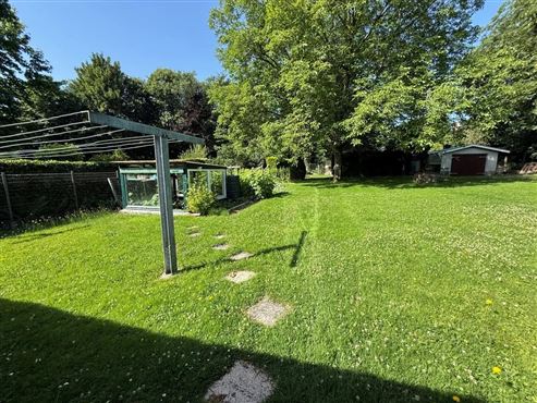 Stadtrandlage mit viel Potenzial: Doppelhaushälfte auf großzügigem Grundstück mit idyllischem Garten