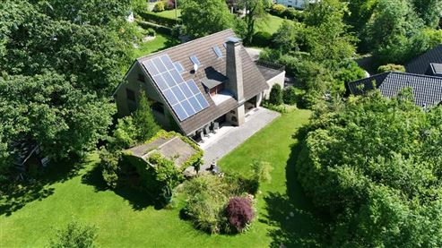 Ruhe und Idylle: Großzügiges, freistehendes Einfamilienhaus mit Innenpool, Sauna und großem Grundstück mit Weitblick