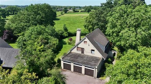 Ruhe und Idylle: Großzügiges, freistehendes Einfamilienhaus mit Innenpool, Sauna und großem Grundstück mit Weitblick