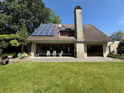 Ruhe und Idylle: Großzügiges, freistehendes Einfamilienhaus mit Innenpool, Sauna und großem Grundstück mit Weitblick
