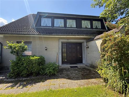 Ruhe und Idylle: Großzügiges, freistehendes Einfamilienhaus mit Innenpool, Sauna und großem Grundstück mit Weitblick
