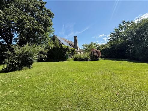 Ruhe und Idylle: Großzügiges, freistehendes Einfamilienhaus mit Innenpool, Sauna und großem Grundstück mit Weitblick