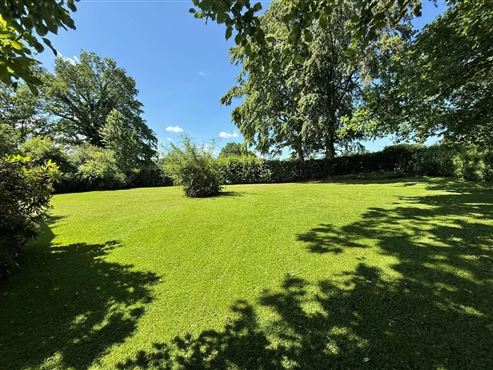 Ruhe und Idylle: Großzügiges, freistehendes Einfamilienhaus mit Innenpool, Sauna und großem Grundstück mit Weitblick