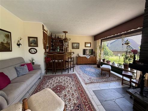 Ruhe und Idylle: Großzügiges, freistehendes Einfamilienhaus mit Innenpool, Sauna und großem Grundstück mit Weitblick