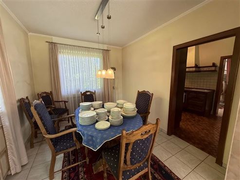 Ruhe und Idylle: Großzügiges, freistehendes Einfamilienhaus mit Innenpool, Sauna und großem Grundstück mit Weitblick