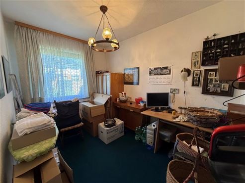 Ruhe und Idylle: Großzügiges, freistehendes Einfamilienhaus mit Innenpool, Sauna und großem Grundstück mit Weitblick