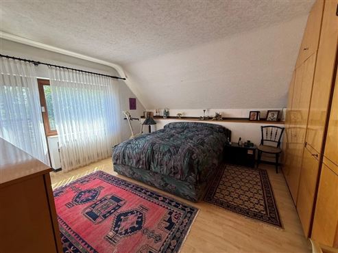 Ruhe und Idylle: Großzügiges, freistehendes Einfamilienhaus mit Innenpool, Sauna und großem Grundstück mit Weitblick