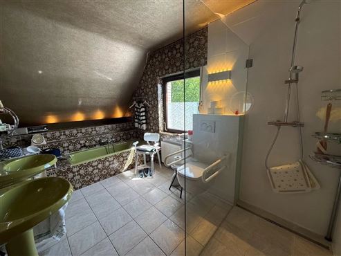 Ruhe und Idylle: Großzügiges, freistehendes Einfamilienhaus mit Innenpool, Sauna und großem Grundstück mit Weitblick
