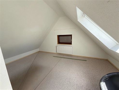 Ruhe und Idylle: Großzügiges, freistehendes Einfamilienhaus mit Innenpool, Sauna und großem Grundstück mit Weitblick