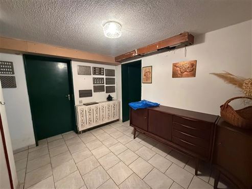 Ruhe und Idylle: Großzügiges, freistehendes Einfamilienhaus mit Innenpool, Sauna und großem Grundstück mit Weitblick