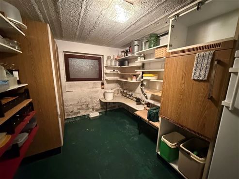 Ruhe und Idylle: Großzügiges, freistehendes Einfamilienhaus mit Innenpool, Sauna und großem Grundstück mit Weitblick