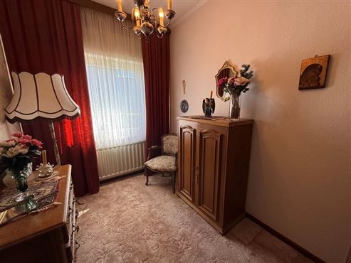 Gepflegter freistehender Bungalow mit Wintergarten und teilweise ausgebautem Keller in begehrter Wohnlage von Eupen