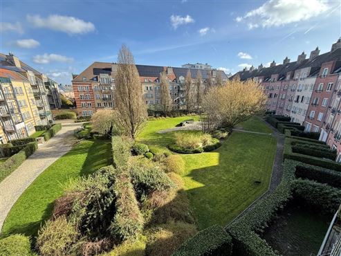 Angenehmes Wohnen im Grünen in hervorragender Lage in Etterbeek – Großzügige Wohnung mit Balkon, privatem Gemeinschaftsgarten, Tiefgaragenstellplatz und Keller