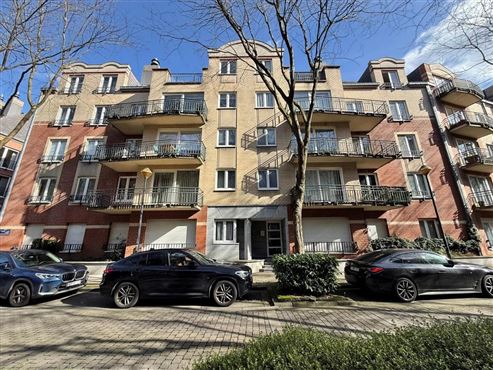 Angenehmes Wohnen im Grünen in hervorragender Lage in Etterbeek – Großzügige Wohnung mit Balkon, privatem Gemeinschaftsgarten, Tiefgaragenstellplatz und Keller
