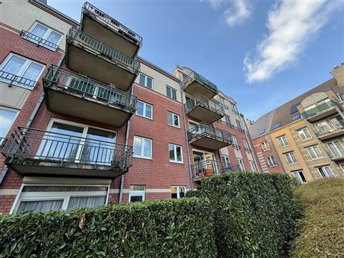 Angenehmes Wohnen im Grünen in hervorragender Lage in Etterbeek – Großzügige Wohnung mit Balkon, privatem Gemeinschaftsgarten, Tiefgaragenstellplatz und Keller