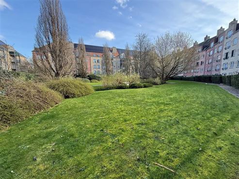 Angenehmes Wohnen im Grünen in hervorragender Lage in Etterbeek – Großzügige Wohnung mit Balkon, privatem Gemeinschaftsgarten, Tiefgaragenstellplatz und Keller