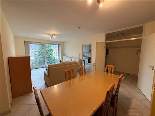Angenehmes Wohnen im Grünen in hervorragender Lage in Etterbeek – Großzügige Wohnung mit Balkon, privatem Gemeinschaftsgarten, Tiefgaragenstellplatz und Keller