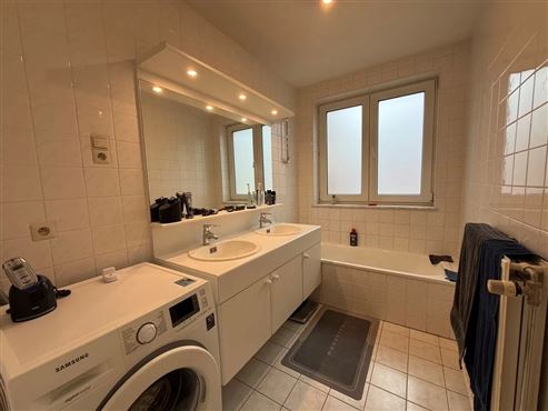 Angenehmes Wohnen im Grünen in hervorragender Lage in Etterbeek – Großzügige Wohnung mit Balkon, privatem Gemeinschaftsgarten, Tiefgaragenstellplatz und Keller