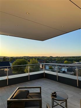 Exklusives Penthouse mit großzügiger Sonnenterrasse und Panoramablick, stilvolles Wohnen in grenznaher Lage