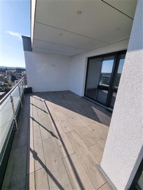 Exklusives Penthouse mit großzügiger Sonnenterrasse und Panoramablick, stilvolles Wohnen in grenznaher Lage