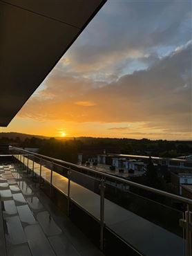 Exklusives Penthouse mit großzügiger Sonnenterrasse und Panoramablick, stilvolles Wohnen in grenznaher Lage
