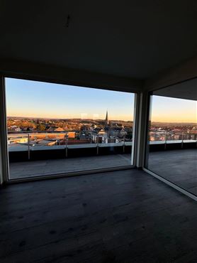 Exklusives Penthouse mit großzügiger Sonnenterrasse und Panoramablick, stilvolles Wohnen in grenznaher Lage