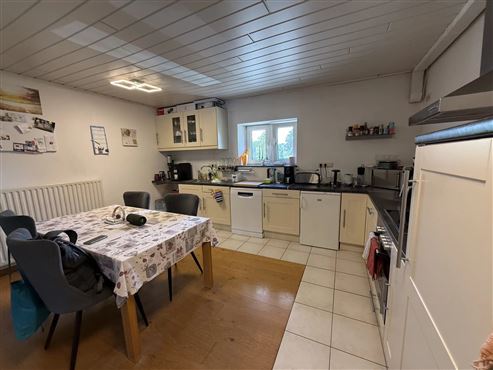 Wohnen im Grünen mit besonderem Charakter:  Duplexwohnung mit weitläufigem Garten
