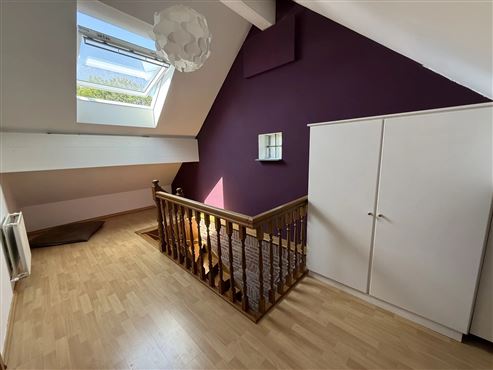 Wohnen im Grünen mit besonderem Charakter:  Duplexwohnung mit weitläufigem Garten