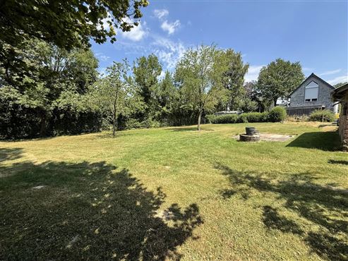Wohnen im Grünen mit besonderem Charakter:  Duplexwohnung mit weitläufigem Garten