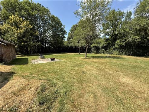 Wohnen im Grünen mit besonderem Charakter:  Duplexwohnung mit weitläufigem Garten