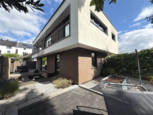 Modernes, hochwertiges und außergewöhnlich großzügiges Split-Level Haus in attraktiver Stadtrandlage