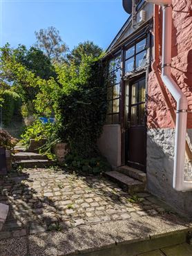Renovierungsbedürftiges Eckhaus mit zwei Wohneinheiten & Potenzial in ruhiger Seitengasse im Stadtzentrum