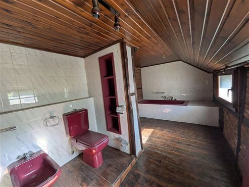Renovierungsbedürftiges Eckhaus mit zwei Wohneinheiten & Potenzial in ruhiger Seitengasse im Stadtzentrum