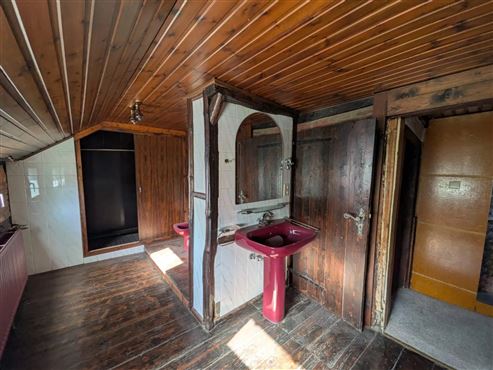 Renovierungsbedürftiges Eckhaus mit zwei Wohneinheiten & Potenzial in ruhiger Seitengasse im Stadtzentrum