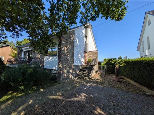 Freistehendes Einfamilienhaus mit großzügigem Grundstück und Panoramablick ins Grüne in Hauset