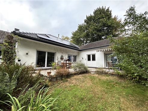 Großzügige Bungalow-Villa mit weitläufigem Garten und vielseitigem Wohnpotenzial im Dreiländereck und Grenzlage