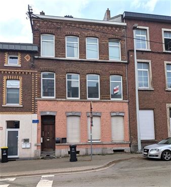 Renovierungsbedürftiges Mehrfamilienhaus mit vier Wohnungen und zwei separaten Garagen