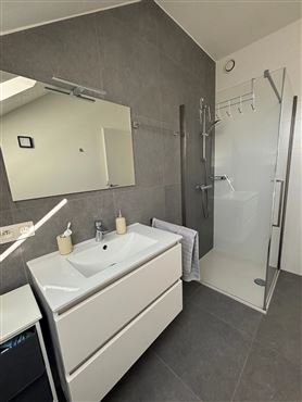 Wohnkomfort, Natur & Mobilität: Top-Neubauwohnung mit Sonnenbalkon und Parkplatz