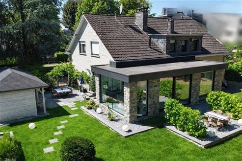 Eine Villa von besonderer Präsenz : Exklusive Architektur, großzügiges Wohnen und moderne Eleganz