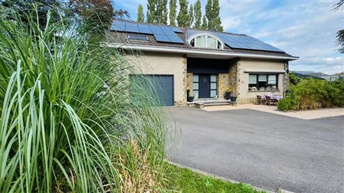 Eine Villa von besonderer Präsenz : Exklusive Architektur, großzügiges Wohnen und moderne Eleganz