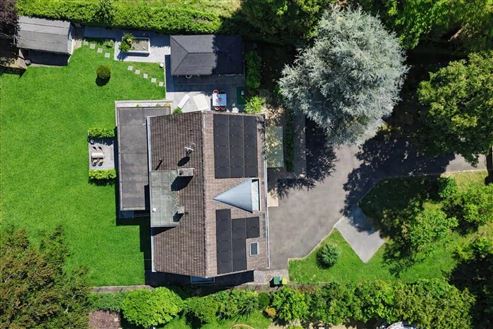 Eine Villa von besonderer Präsenz : Exklusive Architektur, großzügiges Wohnen und moderne Eleganz