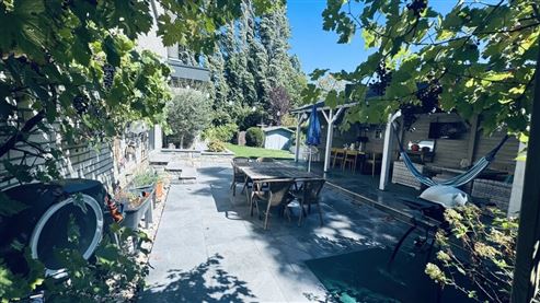 Eine Villa von besonderer Präsenz : Exklusive Architektur, großzügiges Wohnen und moderne Eleganz